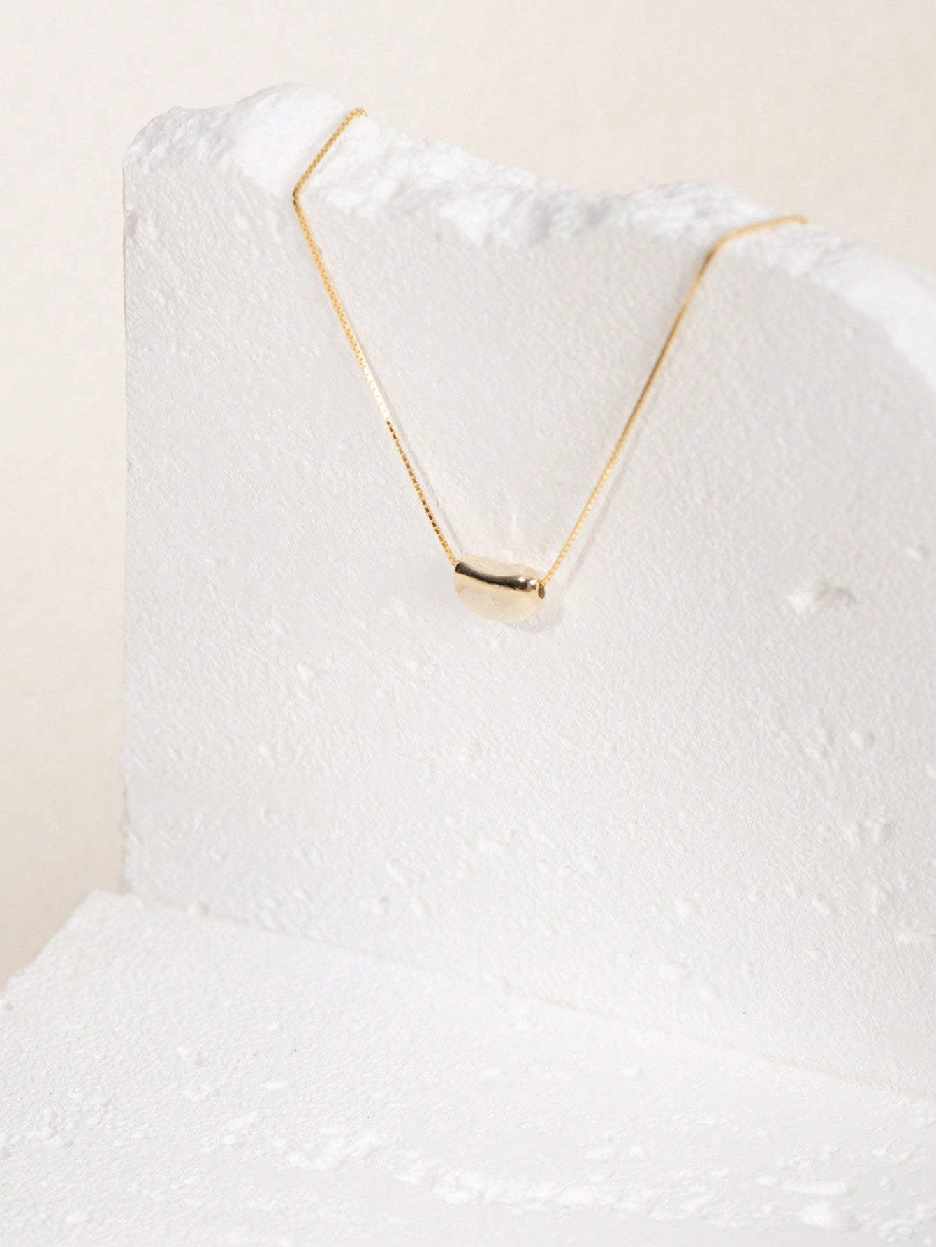 A women's retro light luxury S925 silver acacia bean clavicle necklace. Simple and elegant, suitable for commuting, dating and parties. - LEIDAI